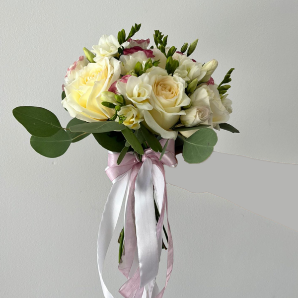 Buchet mireasa cu trandafiri albi,frezii și eustoma - imagine 2